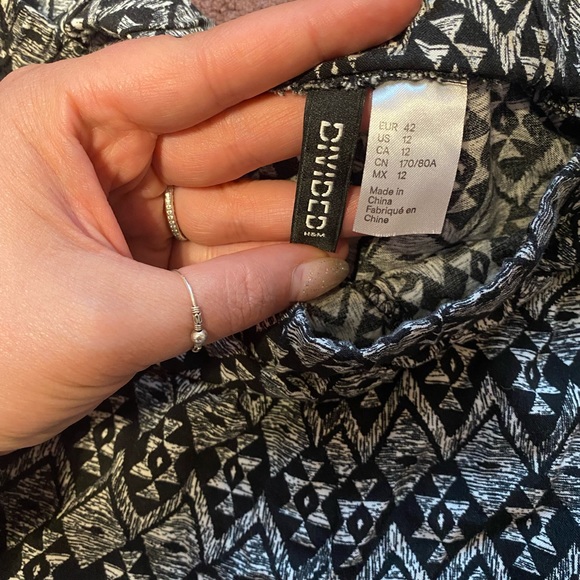 EUC H&M shorts with pockets size L - Picture 2 of 2